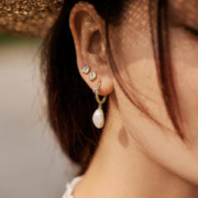 HEFANG Jewelry 何方珠宝 HEFANG何方爱心结珍珠耳环耳钉慵懒风高级感美拉德耳饰时尚静奢风