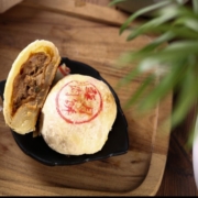 限地区，plus会员:沈大成 冷冻鲜肉月饼 300g *2件（买一赠一）