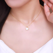 CHOW TAI SENG 周大生 白贝母苹果项链 S1PC0995