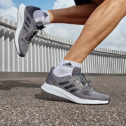 京东百亿补贴:adidas阿迪达斯 RUNFALCON 2.0男子随心畅跑 跑鞋灰色/黑色 42(260mm)