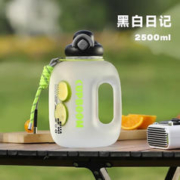 RELEA 物生物 大容量水杯男士运动水壶新款夏季耐高温健身吸管吨桶吨顿桶 黑白日记-2.5L