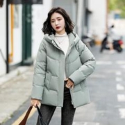 雪中飞 女式短款连帽羽绒服经典秋冬宽松时尚休闲简约保暖羽绒服女