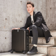 90分PC旅行箱轻质铝框行李箱轻音万向轮德国科思创复合PC防刮耐磨皮箱商旅两用拉杆箱24英寸托运箱曜石黑
