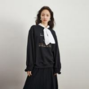 茵曼 兔耳朵领甜美钻饰卫衣
