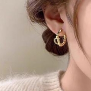 KRISTEN JUDI 金色字母耳钉女圆形耳环银针耳扣气质小众金属冷淡风高级轻奢耳饰 耳坠