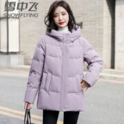 雪中飞 秋冬女士温暖连帽宽松版型柔软亲肤中老年中长款羽绒服外套