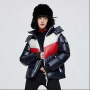 10点：波司登 都市潮流拼色连帽羽绒时尚保暖羽绒服女