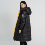 SNOWFLYING 雪中飞 秋冬新款休闲个性印花口袋女连帽中长羽绒服 8056黑色