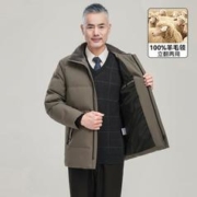 限尺码：雪中飞 男式简约防风绒立领大口袋防风保暖外套短款羽绒服