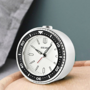 SEIKO 精工 圆形绿水鬼静音扫秒小闹钟 QHE184J