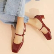 24日10点、促销活动：唯品会 春日鞋包×超级大牌日 全场低至1折