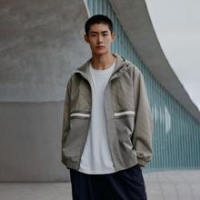 太平鸟男装 男装秋季老花满印连帽反光宽松外套户外工装男式夹克