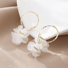 拾壹家 超仙白色花朵韩版时尚个性小众设计高级感气质甜美耳环