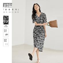 对白 复古纯棉碎花连衣裙女2023夏季新款气质V领褶皱显瘦薄款裙子