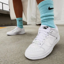Nike 耐克 DUNK LOW SE 轻盈耐磨 女子板鞋