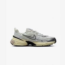 NIKE 耐克 V2K RUN 男子休闲运动鞋 HJ4497-100
