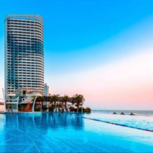 周末不加价，户户都面海、海景是标配！广东惠州双月湾华美达酒店 雅致海景双床房1晚套餐（含双早+双人泳池票）