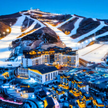 河北张家口翠云山银河滑雪场4店1晚套餐（含双早+2人双日雪票等）