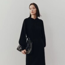 需品牌新客：MM麦檬 商场同款 秋冬 黑色收腰中长羊毛连帽连衣裙 女