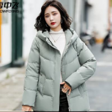 雪中飞女款短款连帽羽绒服