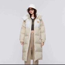 天淘宝百亿补贴:波司登 长款复古老花潮酷羽绒服 复古浅奶咖色 运动风