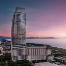 20点开始：三亚保利瑰丽酒店 至尊海景房2晚 每日2大2小(6岁及以下)自助早餐
