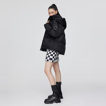 波司登 女士短款时尚棋盘格连帽羽绒服