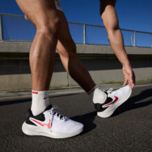 耐克（NIKE）REVOLUTION 7 男子公路跑步鞋 FB2207-102 42.5
