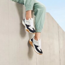 10点：ECCO 运动鞋女 老爹鞋撞色休闲跑步鞋女 复古211723