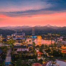 美团【两店通兑】婺源婺女洲度假区五显岛/东篱下客房1晚+双早+双人婺女洲门票+遇见婺源+游船+7D剧场+光影+箭道馆原价1599现价699元