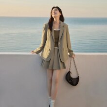 对白 春秋装时髦通勤减龄 英伦风质感铆钉装饰女式西装外套122元（有超V会员价格更低）