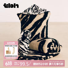 野兽派家居 tbh 熊猫嘭嘭提花法兰绒抱枕毯车载靠枕毛毯两用午睡毯 提花法兰绒抱枕毯 斑马纹99.5元