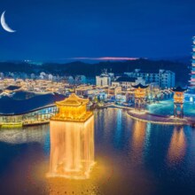 美团 婺女洲度假区茶圣·奢野度假别墅1晚+4人婺女洲景区入住期间不限次入园门票原价1999元，现价999，美团月卡仅994