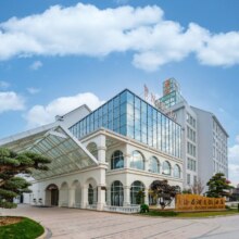 上海君澜度假酒店2晚+迪士尼1大1小一日票（早鸟）+室内童玩中心+迪士尼浦东机场川沙地铁站定点定时班车接送原价3858元，现价1468，美团月卡仅1463