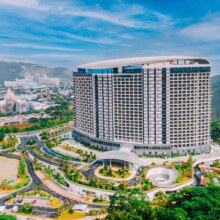 美团  长隆飞船酒店1晚+度假区接驳车+三人两天海洋王国门票+三人长隆秀普通座门票原价2888元，现优惠后1938元！