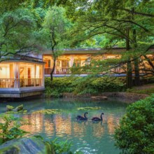 美团 广州山庄旅舍1晚+双人下午茶+双人正餐+白云山门票2张原价1788元现价1008元