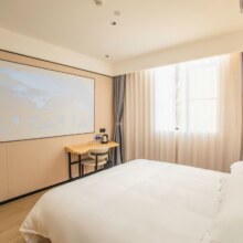 美团 金仑酒店（虹桥火车站国家会展中心店）1晚+虹桥接送机站服务217元