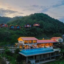 美团 尧珈集团江浙3店夏季通兑+客房2天1晚+大床房和双床房2天1晚+欢迎水果+minibar+晚安甜品+门店特色/活动体验原价1650元，现价759，美团月卡仅754