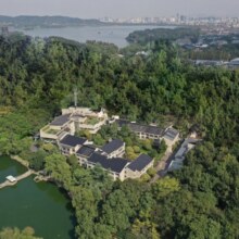 杭州西湖VISHWA玉皇山庄园2晚+玉皇小西湖观景咖啡2杯+玉皇特色刀削面2份+酒店内拍照礼遇+户外草坪观影+宠物...899元