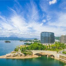 美团 千岛湖绿城蓝湾度假酒店1晚+鱼头抵金券+双人环湖骑行+旅拍原价577元现价399元