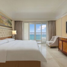 三亚湾皇冠假日度假酒店1晚+三亚南山文化旅游区直通车1份+亚龙湾热带天堂森林公园门票8折优惠+cdf中免海南折扣礼...原价1288元。现价999，美团月卡仅994