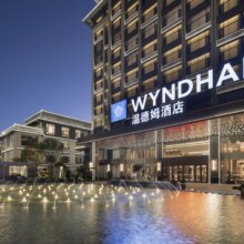 美团 曲靖陆良温德姆酒店1晚+赠送两杯星巴克咖啡原价378元 现价308元