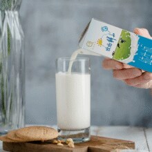 不到￥1.5/盒！任选3箱！悠纯 认养 一起养牛吧 全脂纯牛奶 200g*10盒整箱￥14.97 1.3折 比上一次爆料降低 ￥1.66