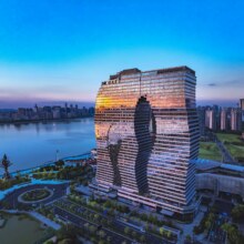 限杭州：美团 【杭州】必住酒店999两晚可拆分单城多店通兑原价1376元，现价999元