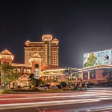 广州长隆香江酒店1晚+3人两天动物世界、欢乐世界、飞鸟乐园门票原价1988元，现价1228，美团月卡仅1223