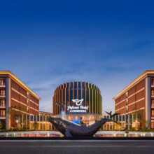 美团 舟山长乔鹈鹕度假酒店1晚+双人鲨鱼湾四季海水浴场（室内水公园）门票1099元