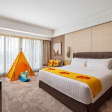 美团 香格里拉酒店 杭州城中香格里拉大酒店1晚+2大1小西湖游船票+松松亲子房布置+儿童欢迎礼及专属洗漱用品+双人豪华阁礼遇:早餐下午...原价1888元现价1188元