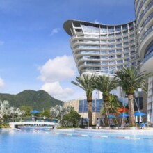 美团 深圳大梅沙京基洲际度假酒店1晚+双人自助晚餐+亲子旅拍5张精选+畅玩酒店户外区域1799元