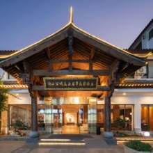 丽江花马君亭酒店2晚+双人网红下午茶1份+家庭商务套餐1份+欢迎水果一份+入住礼遇原价1480元，现价998元