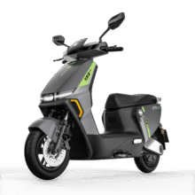 绿源（Luyuan）【新款】电动摩托车S70 成人高速电动车72V26Ah石墨烯数字化电池 超长续航通勤代步外卖智能电摩 皓月银-全新升级4199元 (券后省100)
